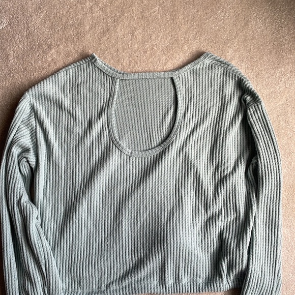 Hollister sweater/top - Picture 2 of 2